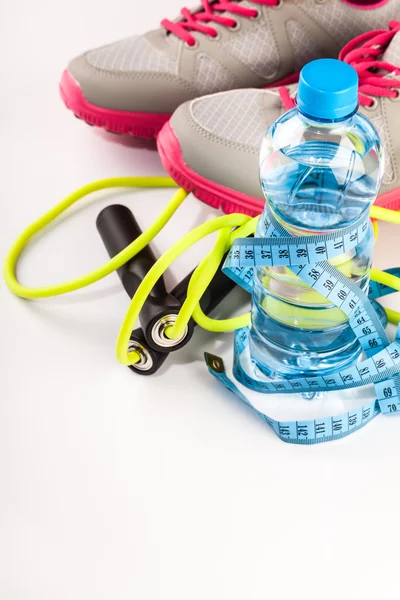 Equipamento de fitness e alimentos saudáveis — Fotografia de Stock