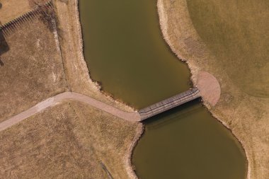 Golf alan köprü üzerinde havadan görünümü