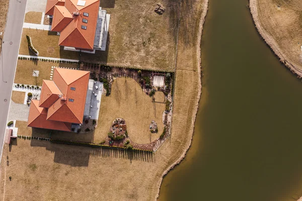 空中俯瞰高尔夫球场和房子 — 图库照片
