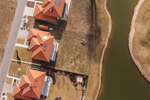 Luchtfoto uitzicht over de golf veld en huizen — Stockfoto