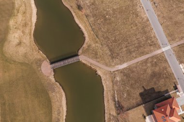 Golf alanı ve evler havadan görünümü