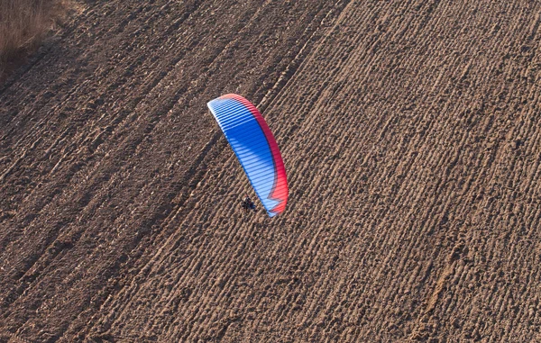 Ptaka paramotor latające nad polu zbiorów — Zdjęcie stockowe