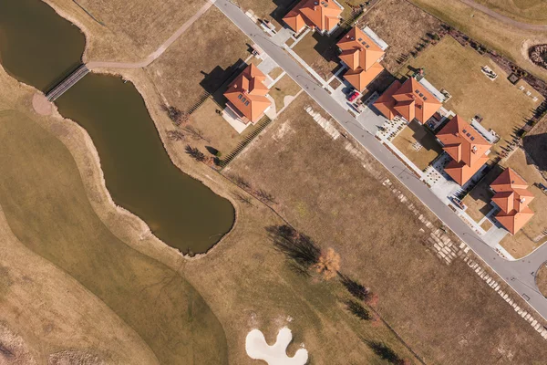 空中俯瞰高尔夫球场和房子 — 图库照片
