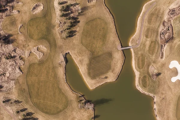 Vista aérea sobre a ponte de campo de golfe — Fotografia de Stock