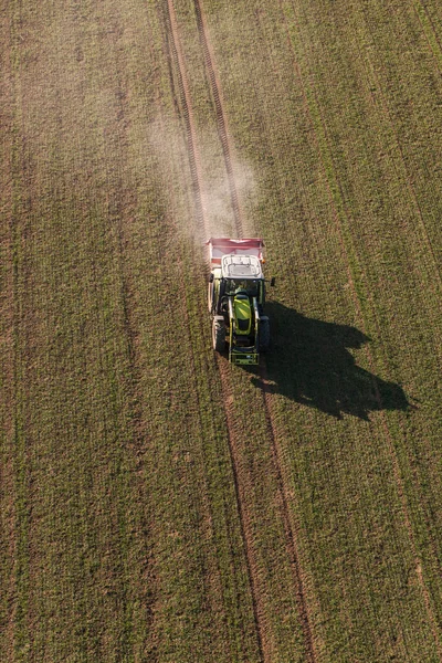 Widok z lotu ptaka pola zbiorów z ciągnikiem — Zdjęcie stockowe