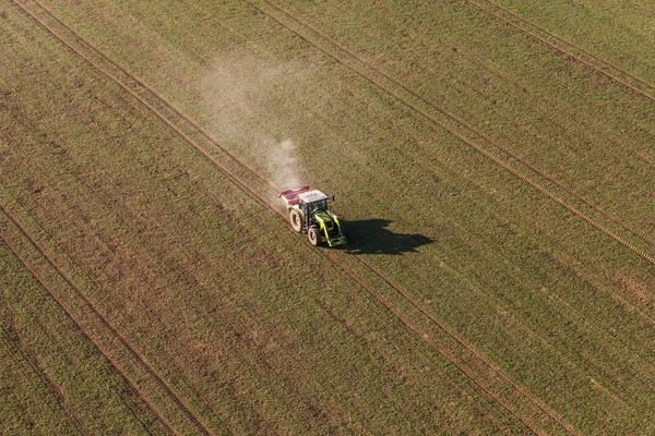 Vista aérea dos campos de colheita com trator — Fotografia de Stock