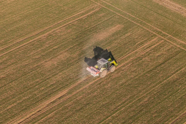 Widok z lotu ptaka pola zbiorów z ciągnikiem — Zdjęcie stockowe