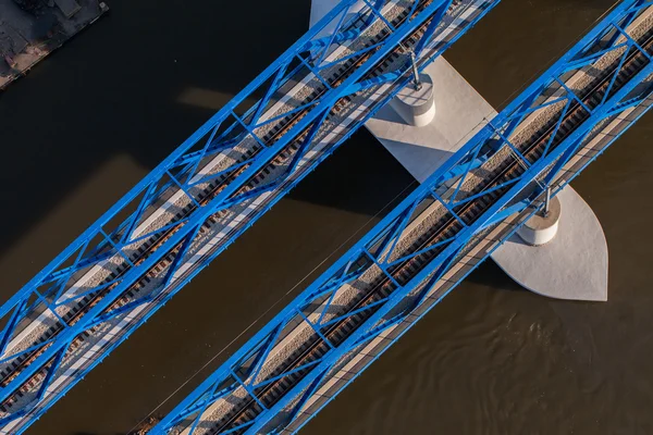 Вид с воздуха на железнодорожный мост — стоковое фото