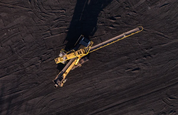 Luchtfoto van bewegende riem met een hoop van steenkool naast de kolen — Stockfoto