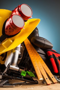 Sarı kask ve ahşap araçlar montaj 