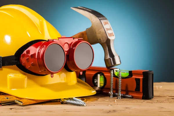Gele helm en hout montage gereedschap — Stockfoto