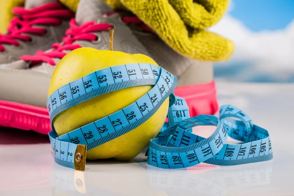 Cinta de medir fitness y comida saludable —  Fotos de Stock