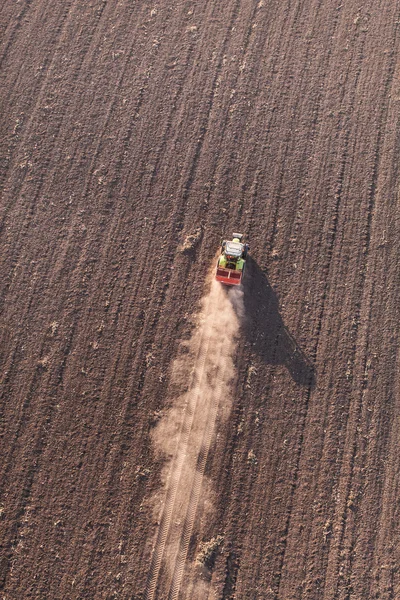 Traktörle hasat alanlarının hava görüntüsü — Stok fotoğraf