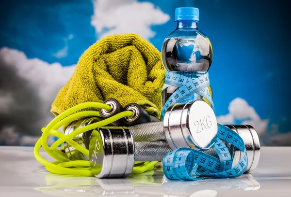 Fitness equipment and water — Stock Photo, Image