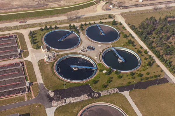 Vista aérea de la depuradora de aguas residuales — Foto de Stock