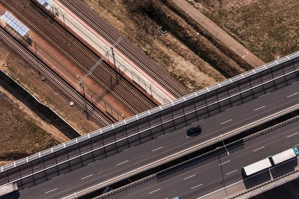 高速道路と鉄道の空撮 — ストック写真