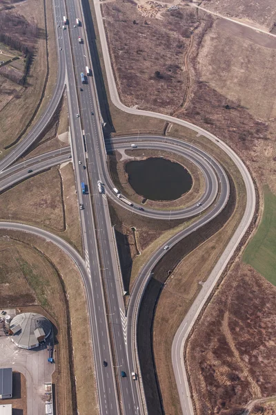 高速道路のロータリーの航空写真 — ストック写真