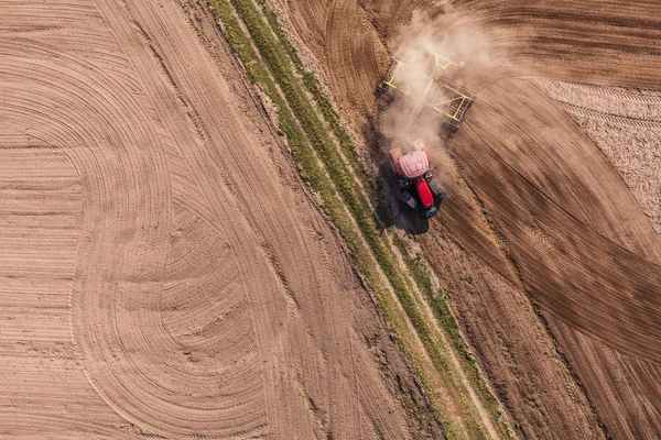 Vista aérea del tractor en el campo de cosecha — Foto de Stock