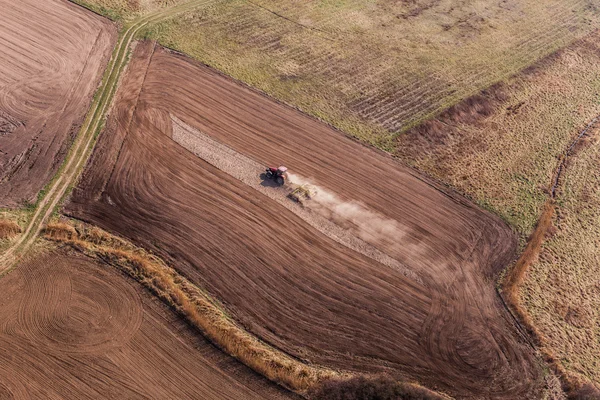 Flygfoto över av traktor på skörd fältet — Stockfoto