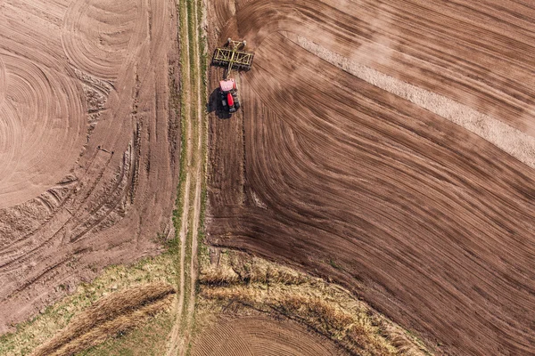 Повітряний вигляд трактора на полі врожаю — стокове фото