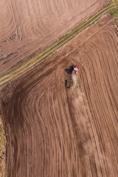 Vista aérea del tractor en el campo de cosecha — Foto de Stock