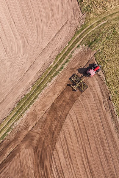 Hasat alanında traktör, havadan görünümü — Stok fotoğraf