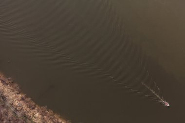 bir nehir çalışan Motorlu tekne havadan görünümü