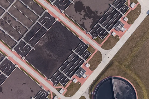 Вид с воздуха на очистные сооружения — стоковое фото