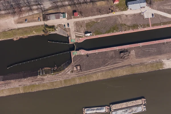 Воздушный вид на шлюзовые ворота на реке Одра — стоковое фото