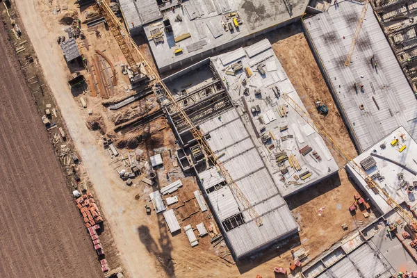 Vista aérea del sitio de construcción y campos de cosecha — Foto de Stock