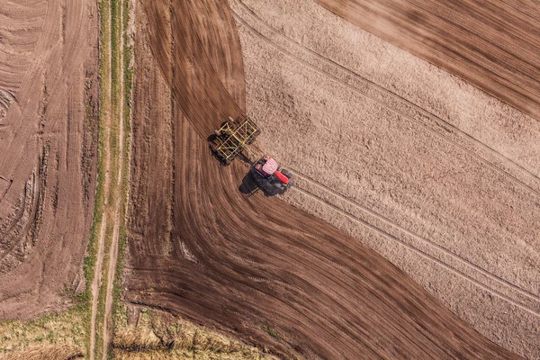 Luftaufnahme eines Traktors auf einem Erntefeld — Stockfoto