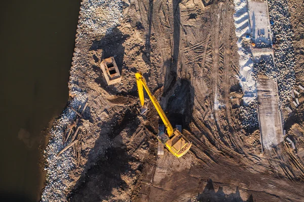 Excavadora de brazo largo trabajando en la orilla del río — Foto de Stock