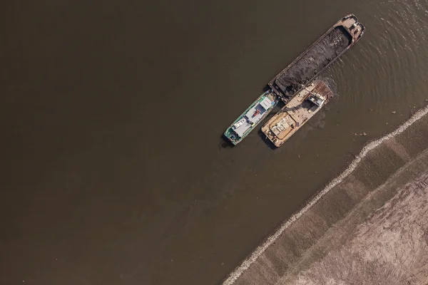 Вид с воздуха на речную баржу — стоковое фото