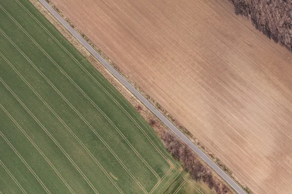 Spring village skörd tidsfält landskap — Stockfoto