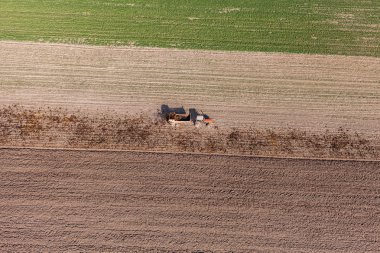 traktör ile hasat alanları