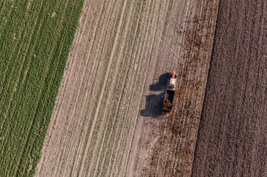 traktör ile hasat alanları