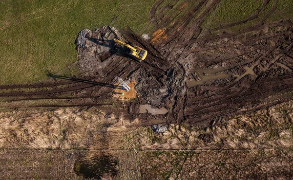 Lange arm graafmachine werken op het veld — Stockfoto