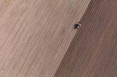 Traktörle hasat alanlarının hava görüntüsü 