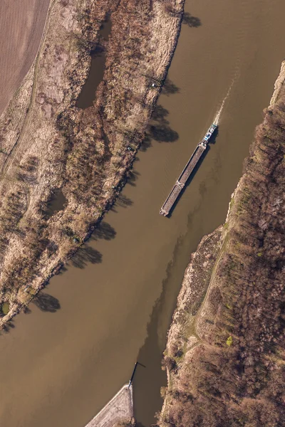 Vue aérienne d'une péniche fluviale — Photo