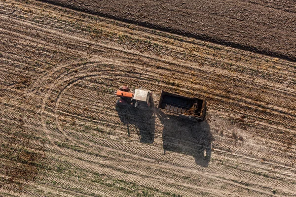 트랙터를 사용하여 수확하는 밭을 공중에서 본 모습 — 스톡 사진