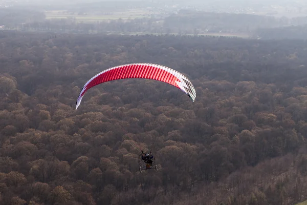 Aerial view of paramotor flying over the forest — Stock Photo, Image