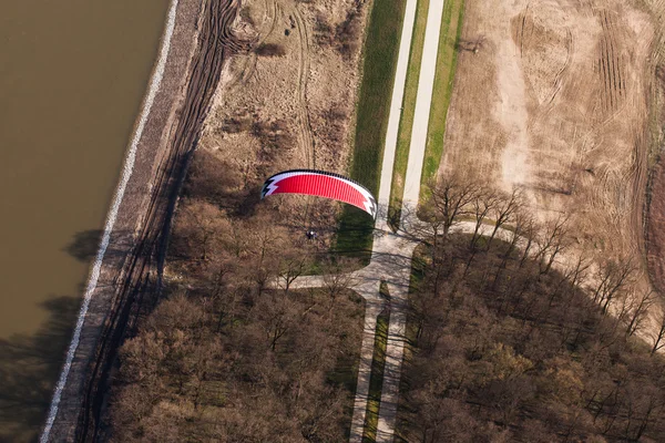 Letecký pohled na paramotor létání nad řekou — Stock fotografie