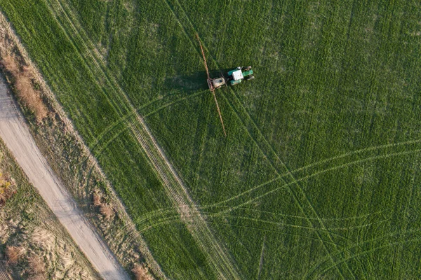 Skörden fält med traktor — Stockfoto