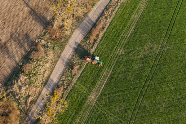 Skörden fält med traktor — Stockfoto