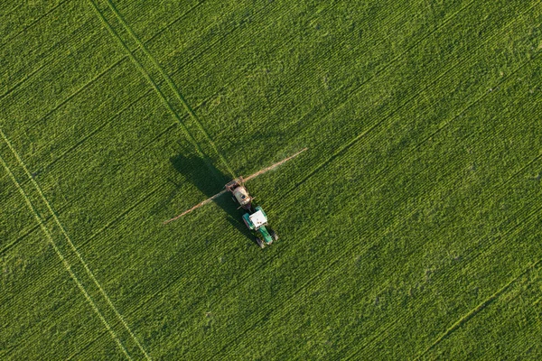 Campi di raccolta con trattore — Foto Stock