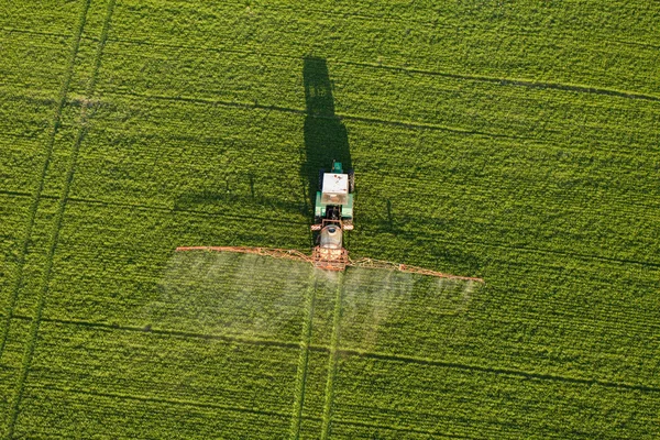 Sadonkorjuukentät traktorilla — kuvapankkivalokuva