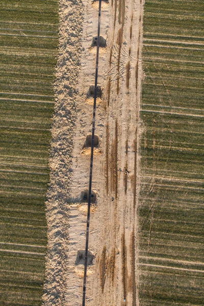 Enterrar o tubo de gás em uma área do país — Fotografia de Stock