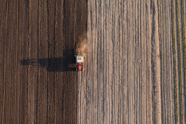 Sklizeň pole s traktorem — Stock fotografie