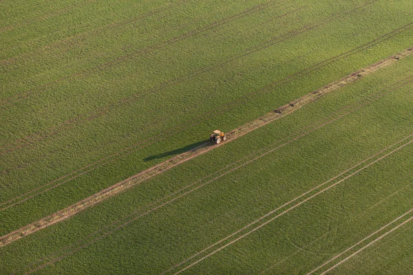 Skörden fält med traktor — Stockfoto