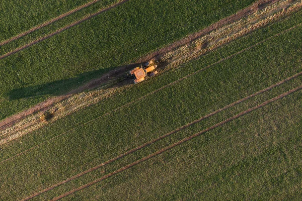 Felder mit Traktor ernten — Stockfoto